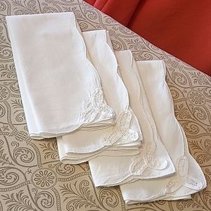 Set of 4 Vintage Napkins, Scalloped edges, Battenberg corner